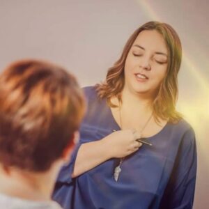 Susanne Ertle mit einer Klientin, magisches Seelenlicht, Verbundenheit