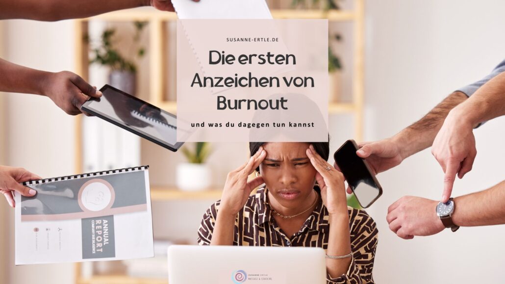 Erschöpfte Person am Schreibtisch – Burnout beginnt oft schleichend.