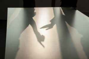 Symbolbild für inneren Widerstand – eine Person, die sich selbst zurückhält