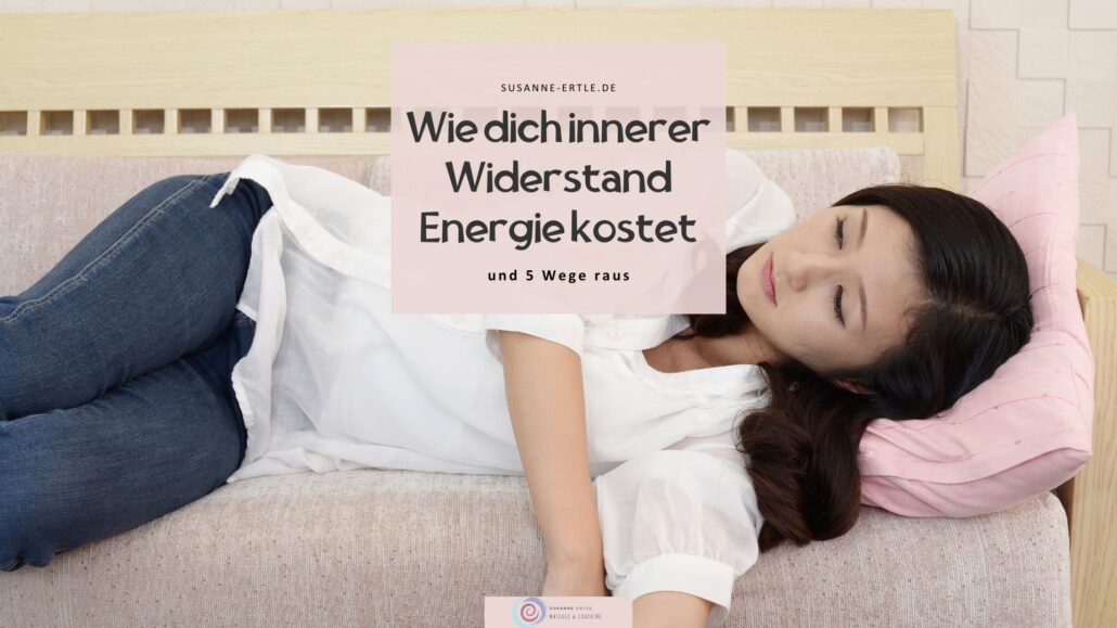 Nachdenkliche Frau spürt innere Erschöpfung und Widerstand trotz scheinbar normalem Alltag